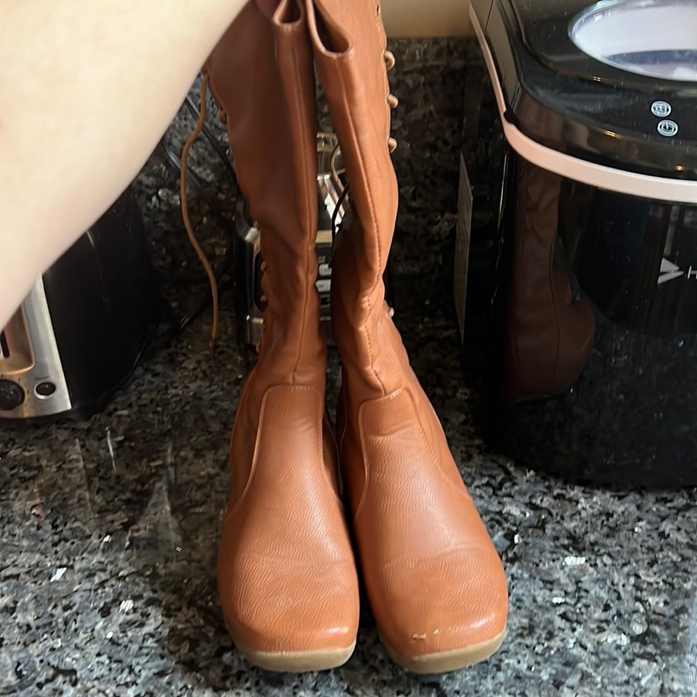 Tan size 7 women boots.